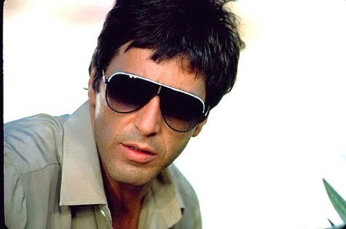 Quali sono gli occhiali da sole di Al Pacino Tony Montana nel film Scarface?